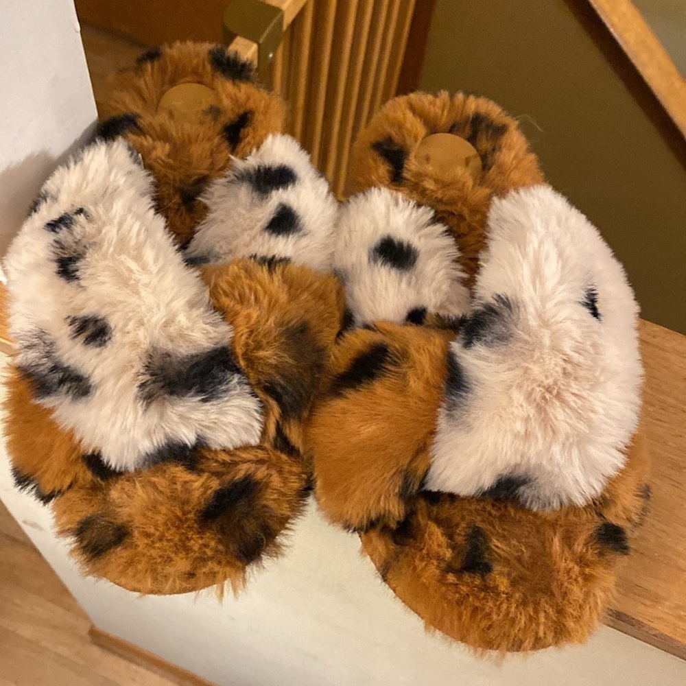 Anthropoligie Cheetah Fuzzy Cozy Slippers M/L - Picture 4 of 4